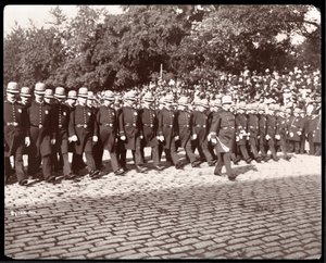 Pohled na policii pochodující v newyorské policejní přehlídce, New York, 1898 (stříbrný želatinový tisk)